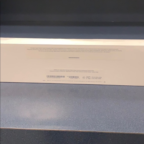 Apple Watch series 3 38mm brand new - Picture 2 of 2